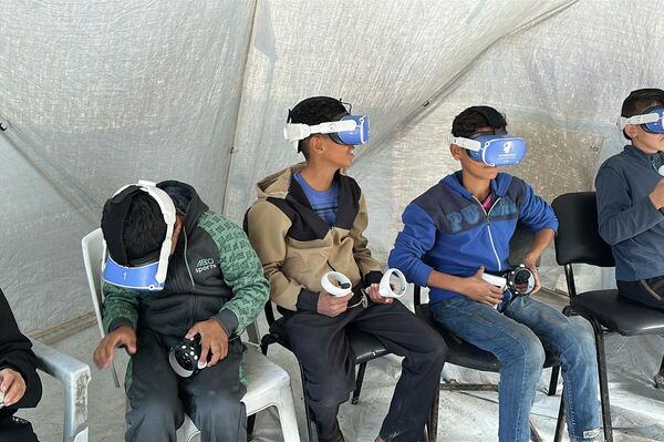 الواقع الافتراضي ينقل أطفال غزة بعيدا عن الحرب - سبوتنيك عربي