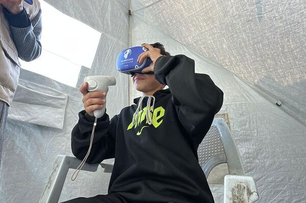 الواقع الافتراضي ينقل أطفال غزة بعيدا عن الحرب - سبوتنيك عربي