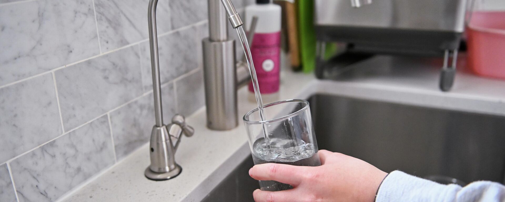 طريقة بسيطة تقضي على 90% من الجزيئات البلاستيكية الدقيقة في ماء الصنبور - سبوتنيك عربي, 1920, 31.12.2025