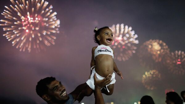 Фейерверки освещают небо над пляжем Копакабана во время празднования Нового года в Рио-де-Жанейро, Бразилия - سبوتنيك عربي