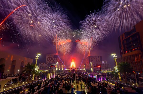 أجواء الألعاب النارية وعروض الطائرات المسيرة، خلال احتفالات رأس السنة الميلادية 2026 في الدوحة، قطر. - سبوتنيك عربي
