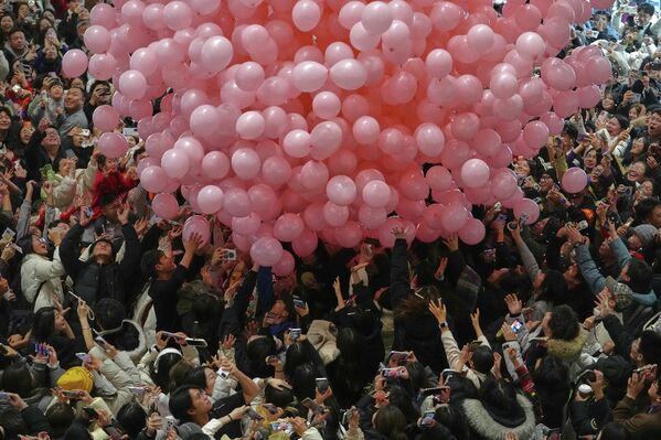 صورة تظهر قيام المحتفلين بتصوير والتقاط البالونات المتساقطة، احتفالاً ببداية عام 2026 خلال فعالية العد التنازلي للعام الجديد التي أقيمت في مركز تجاري في بكين، الصين. - سبوتنيك عربي