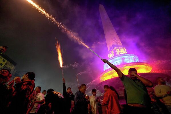 جانب من الاحتفالات في ليلة رأس السنة في كاراكاس، فنزويلا، ويظهر مبنى ملون بألوان زاهية. - سبوتنيك عربي