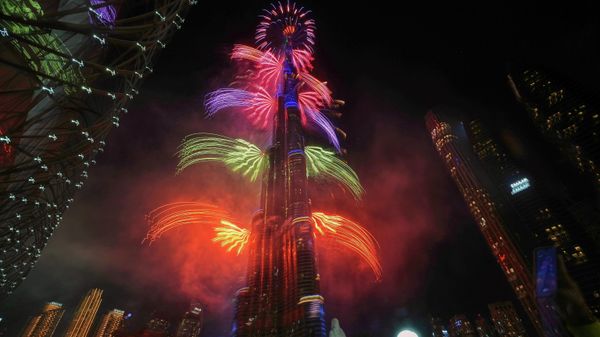 جانب من إطلاق الألعاب النارية حول برج خليفة، أطول مبنى في العالم، خلال احتفالات ليلة رأس السنة في دبي، الإمارات العربية المتحدة. - سبوتنيك عربي