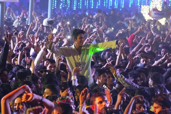 الاحتفالات في مومباي ويظهر في الصورة جمع كبير من المحتفلين. - سبوتنيك عربي