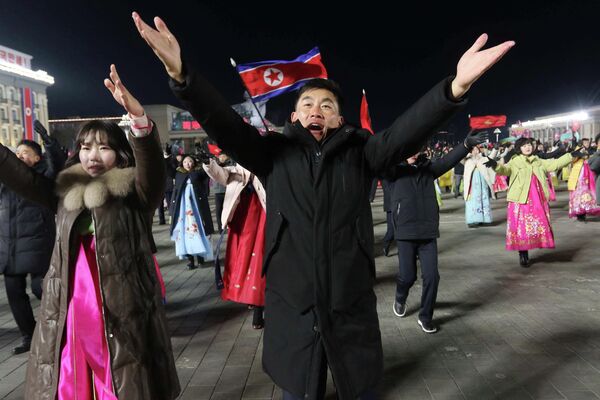 صورة تظهر المشاركين أثناء تقديمهم عروضا فنية خلال حفل مسائي للشباب والطلاب احتفالًا برأس السنة الجديدة في ساحة "كيم إيل سونغ" بمدينة بيونغ يانغ، كوريا الشمالية. - سبوتنيك عربي