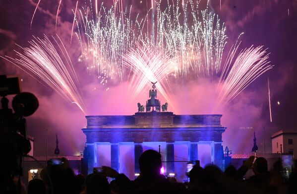 صورة تظهر الألعاب النارية فوق بوابة "براندنبورغ" في احتفالات رأس السنة. - سبوتنيك عربي