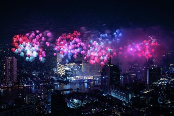 مشاهد من استضافة مركز "أيكونسيام" عرضًا للألعاب النارية فوق نهر تشاو فرايا، حيث اصطف الآلاف على ضفاف النهر احتفالًا بالعام الجديد، في بانكوك، تايلاند. - سبوتنيك عربي