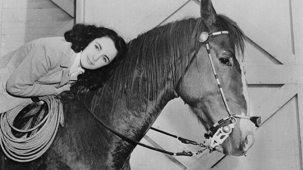 الممثلة الأمريكية المولودة في بريطانيا، إليزابيث تايلور، على ظهر حصان عام 1945. - سبوتنيك عربي