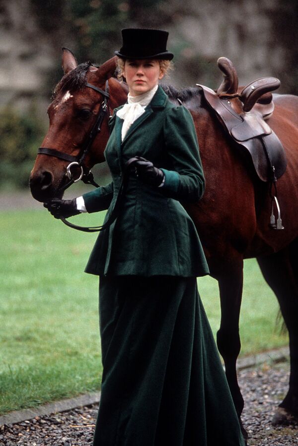 نيكول كيدمان تمشي بجانب حصان في مشهد من فيلم "بعيدًا جدًا"، 1992 - سبوتنيك عربي