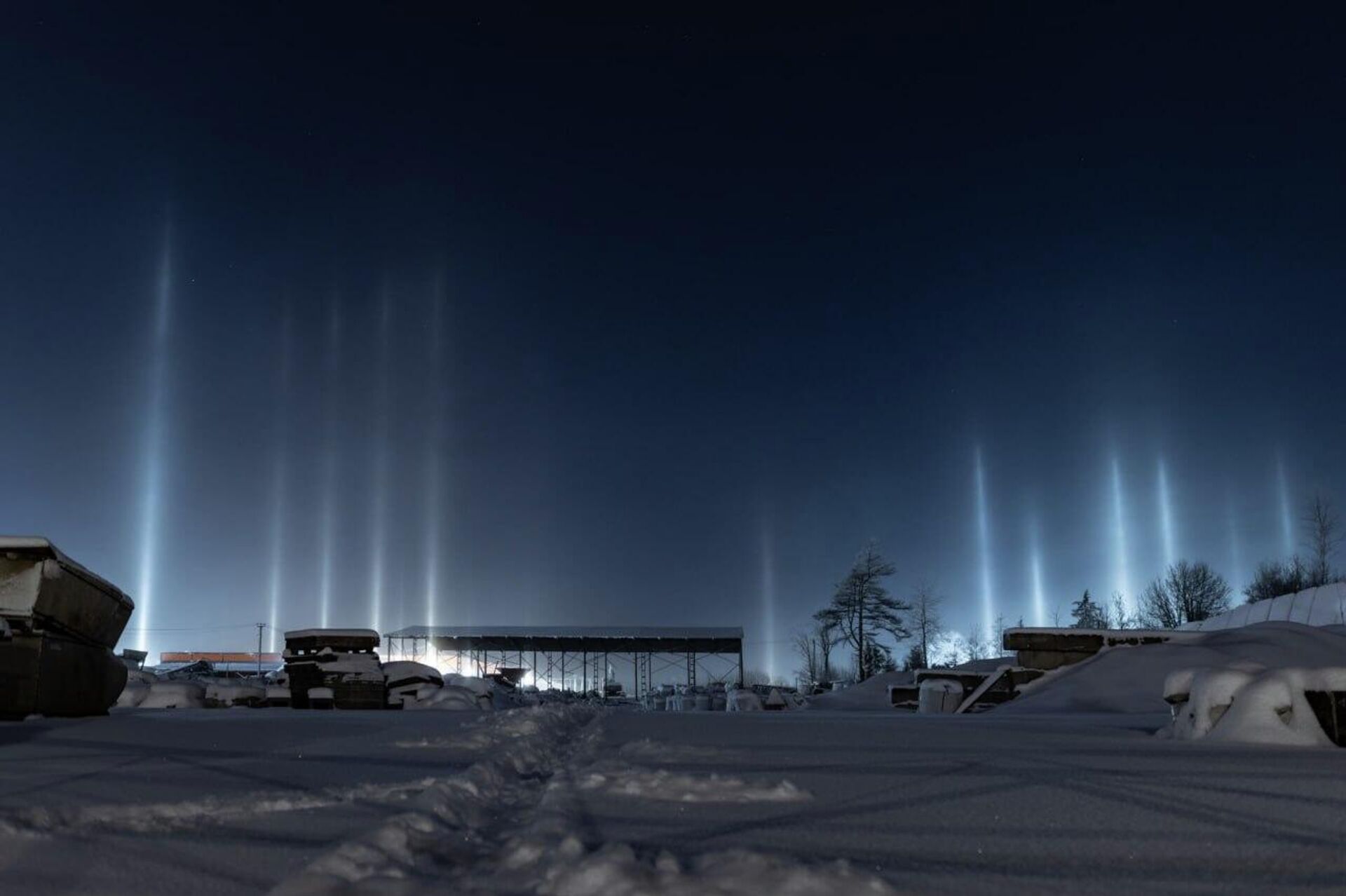 أعمدة ضوئية ملونة في سماء لينينغراد.. ظاهرة نادرة تخطف الأنظار - سبوتنيك عربي, 1920, 02.01.2026