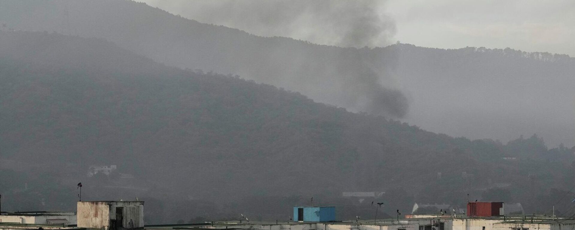 تصاعد الدخان من حصن تيونا، الحامية العسكرية الرئيسية في كاراكاس، فنزويلا، بعد سماع دوي انفجارات متعددة وتحليق طائرات فوق المنطقة، 3 يناير/ كانون الثاني 2026 - سبوتنيك عربي, 1920, 03.01.2026