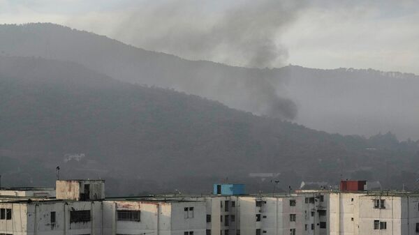 تصاعد الدخان من حصن تيونا، الحامية العسكرية الرئيسية في كاراكاس، فنزويلا، بعد سماع دوي انفجارات متعددة وتحليق طائرات فوق المنطقة، 3 يناير/ كانون الثاني 2026 - سبوتنيك عربي