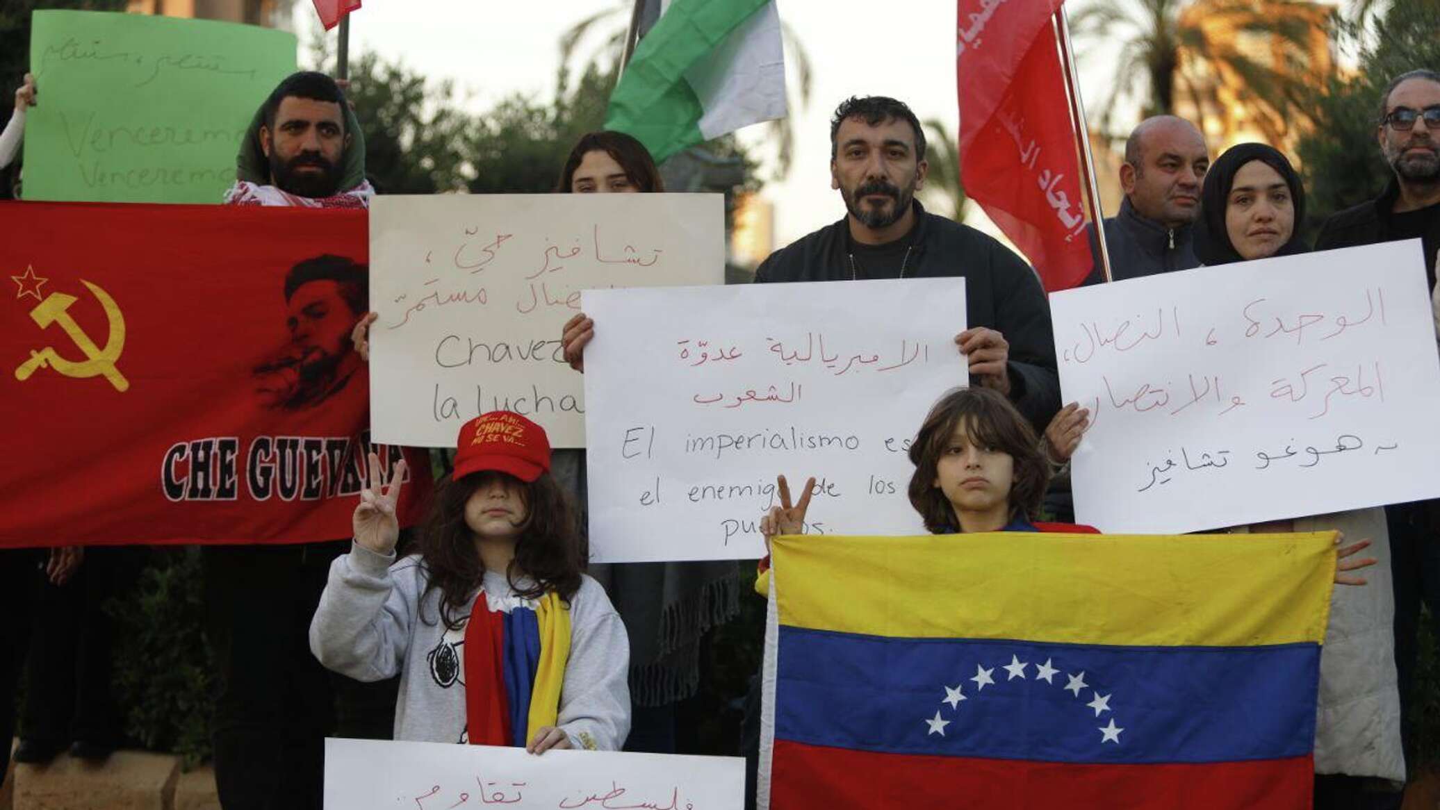 اتحاد الشباب الديمقراطي اللبناني ينفذ وقفة تضامنية مع فنزويلا في بيروت