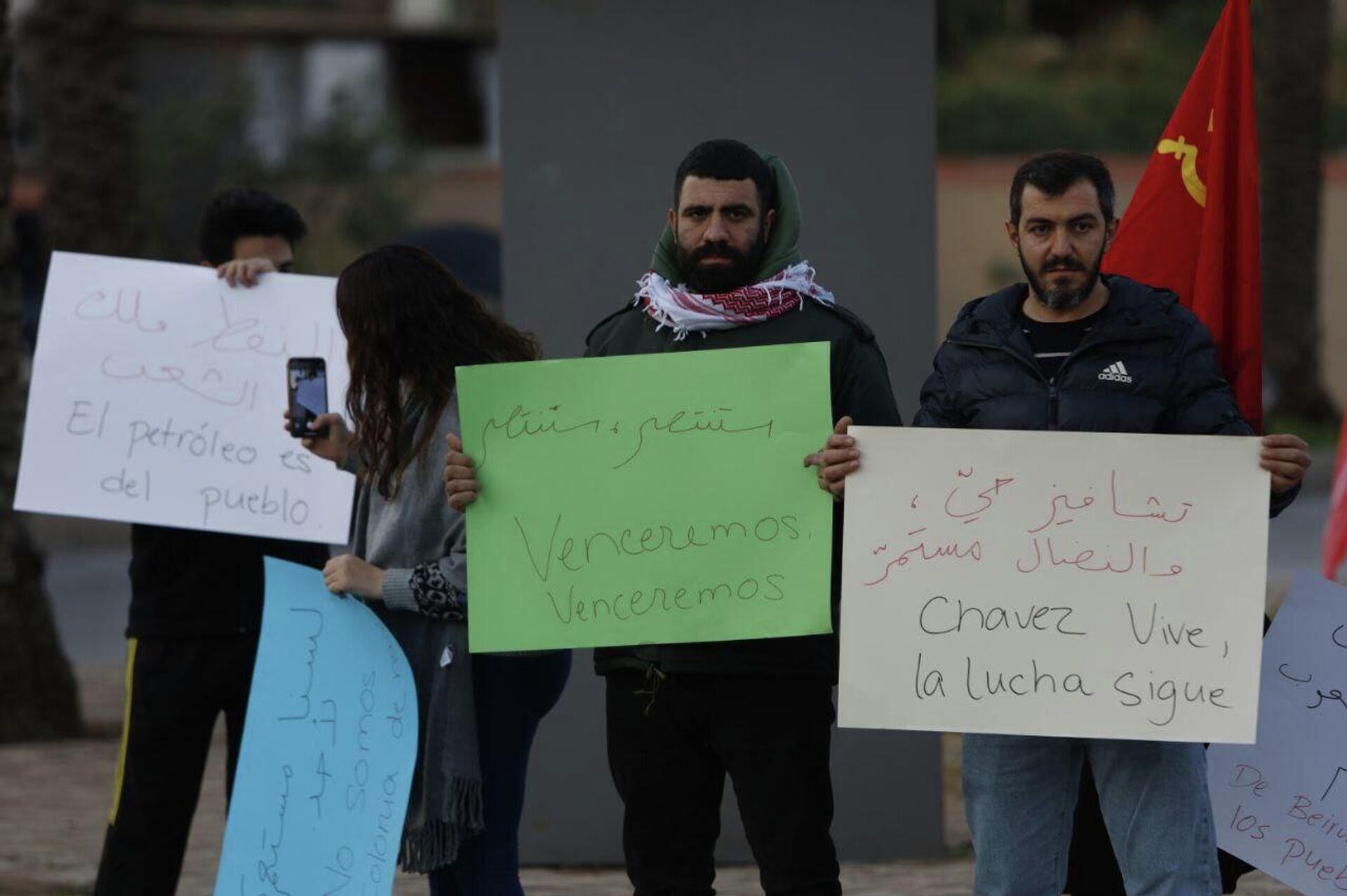 اتحاد الشباب الديمقراطي اللبناني ينفذ وقفة تضامنية مع فنزويلا في بيروت - سبوتنيك عربي, 1920, 03.01.2026