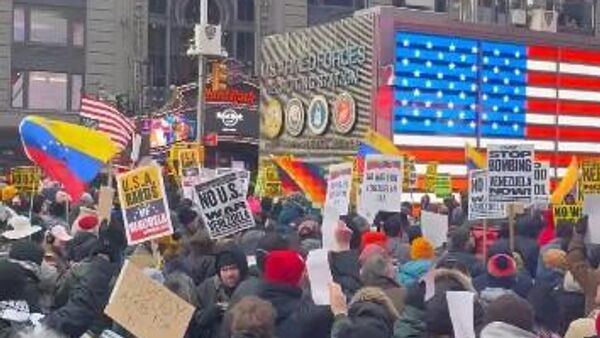 مئات الأشخاص يحتجون في نيويورك ضد العملية الأمريكية في فنزويلا - سبوتنيك عربي