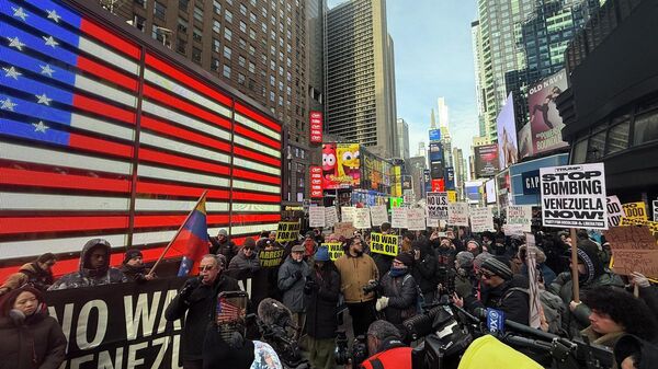 مئات الأشخاص يحتجون في نيويورك ضد العملية الأمريكية في فنزويلا - سبوتنيك عربي
