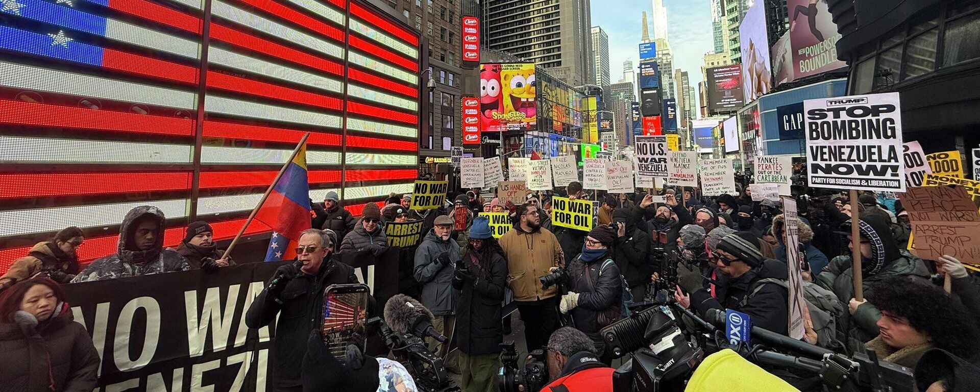 مئات الأشخاص يحتجون في نيويورك ضد العملية الأمريكية في فنزويلا - سبوتنيك عربي, 1920, 03.01.2026