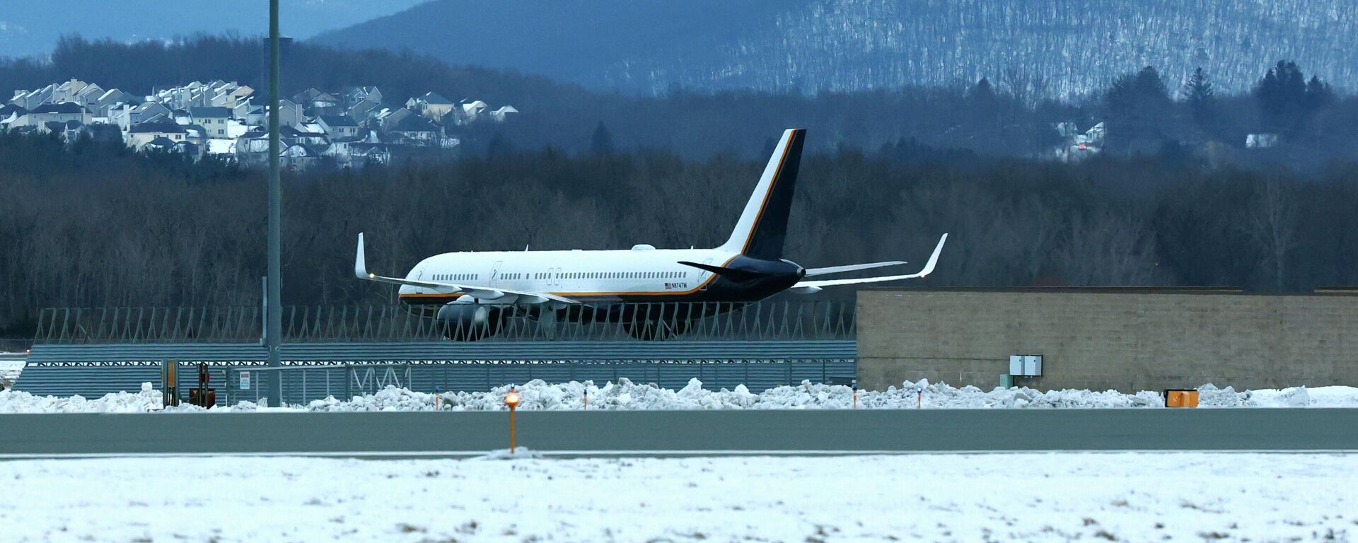 طائرة تقل الرئيس الفنزويلي المحتجز نيكولاس مادورو تهبط في قاعدة ستيوارت الجوية للحرس الوطني في نيوبورغ، نيويورك. - سبوتنيك عربي, 1920, 03.01.2026