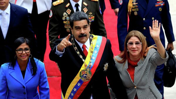 نائبة الرئيس الفنزويلي ديلسي رودريغيز (يسار) مع نيكولاس مادورو وزوجته - سبوتنيك عربي