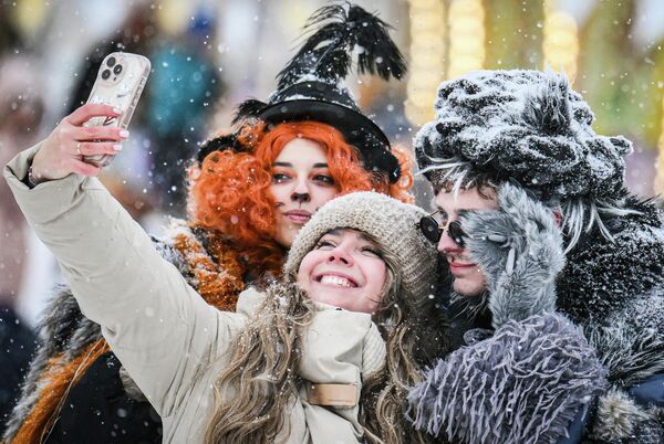 أشخاص يلتقطون صورة تذكارية في ساحة حديقة النصر. - سبوتنيك عربي