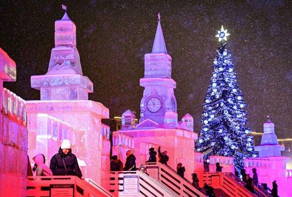 صورة عامة لفعاليات مهرجان رأس السنة الحادي عشر "آيس موسكو"  في دائرة العائلة" في ساحة حديقة النصر. - سبوتنيك عربي