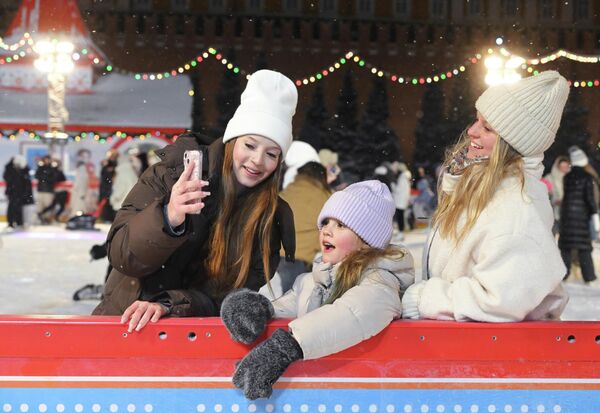 فتيات يسترحن في حلبة التزلج ويلتقطن الصور التذكارية. - سبوتنيك عربي