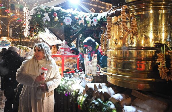 خلال تجول الزوار في معرض "غوم" بمناسبة رأس السنة في الساحة الحمراء. - سبوتنيك عربي