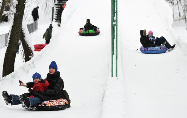 الزوار يقضون أوقاتا سعيدة بركوب الطوافات المطاطية والتزلج على الجليد. - سبوتنيك عربي