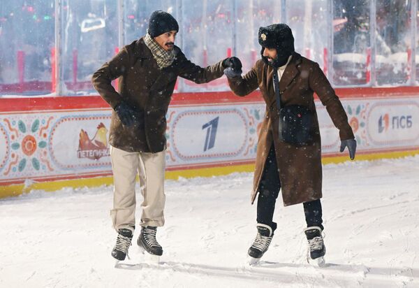 شابان يتزلجان في حلبة التزلج التابعة لمتجر "غوم" في الساحة الحمراء بموسكو. - سبوتنيك عربي