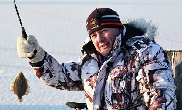 مشارك آخر في مهرجان صيد الأسماك الشتوي لكأس العمدة "كول سميلت" في خليج برازنيكوف في فلاديفوستوك. - سبوتنيك عربي