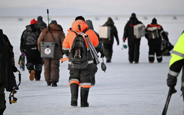 مجموعة من المشاركين في مهرجان صيد الأسماك الشتوي لكأس العمدة "كول سميلت" يصطادون السمك في خليج برازنيكوف في فلاديفوستوك. - سبوتنيك عربي