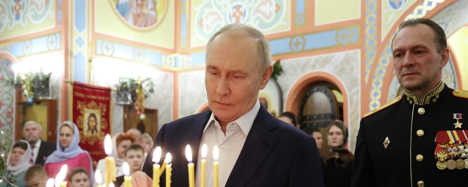 الرئيس الروسي فلاديمير بوتين، وأفراد من القوات المسلحة  الروسية مع عائلاتهم خلال قداس بمناسبة ميلاد المسيح في كنيسة الشهيد العظيم جرجس المنتصر في مدينة سولنيشنوغورسك-2 في مقاطعة موسكو. - سبوتنيك عربي, 1920, 12.04.2026