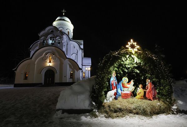 مشهد الميلاد وكنيسة الشهيد العظيم جرجس المنتصر في مدينة سولنيشنوغورسك-2 في مقاطعة موسكو - سبوتنيك عربي