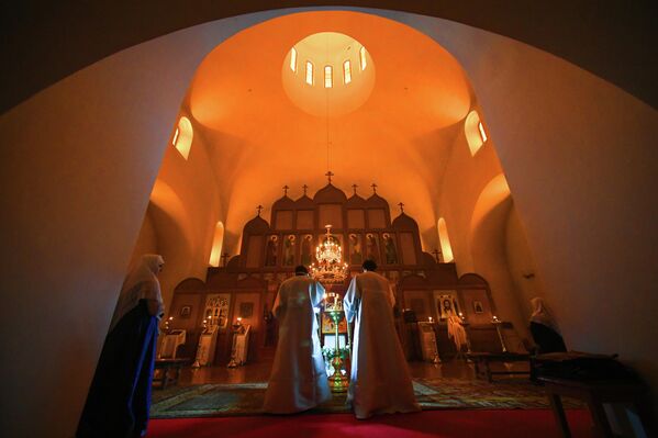 قداس عيد الميلاد المسائي في كنيسة لقاء أيقونة فلاديمير للسيدة العذراء مريم التابعة للكنيسة الأرثوذكسية الروسية القديمة في كراسنويارسك - سبوتنيك عربي