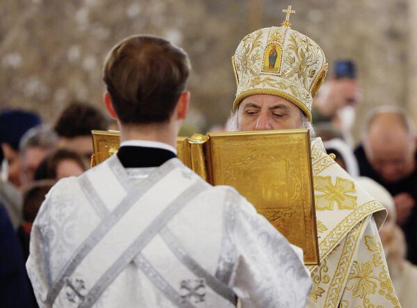 رئيس أساقفة كالينينغراد وبحر البلطيق، سيرافيم، يقيم قداس عيد الميلاد في كاتدرائية المسيح المخلص في كالينينغراد في روسيا - سبوتنيك عربي