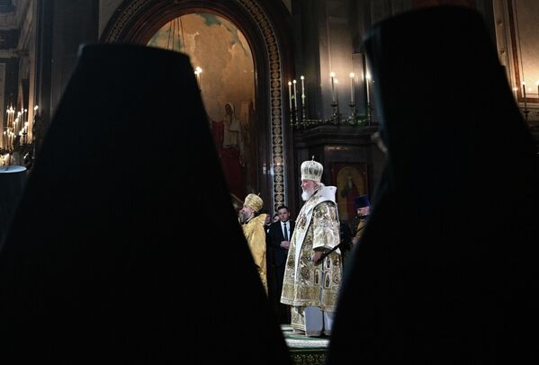 البطريرك كيريل، بطريرك موسكو وعموم روسيا، يقيم قداسا في كاتدرائية المسيح المخلص في موسكو بمناسبة عيد ميلاد المسيح - سبوتنيك عربي