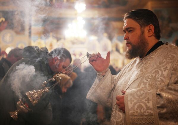 كاهن خلال قداس عيد الميلاد في كاتدرائية الصعود في نوفوسيبيرسك في روسيا - سبوتنيك عربي