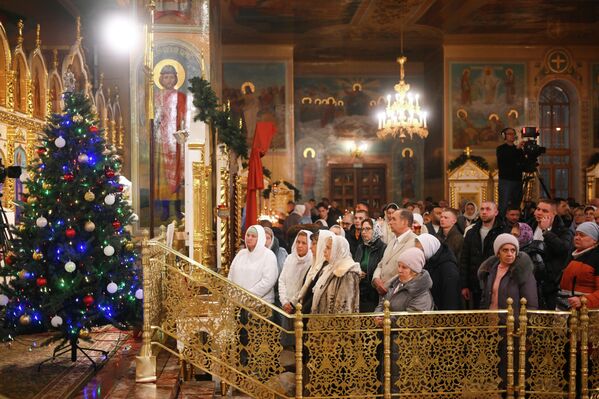 الناس خلال قداس عيد الميلاد في كاتدرائية الصعود في نوفوسيبيرسك - سبوتنيك عربي