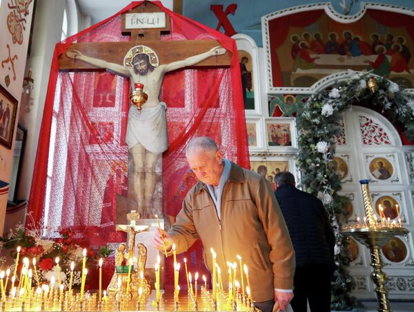 الناس خلال قداس عيد الميلاد في كاتدرائية القيامة المقدسة في قرغيزستان  - سبوتنيك عربي