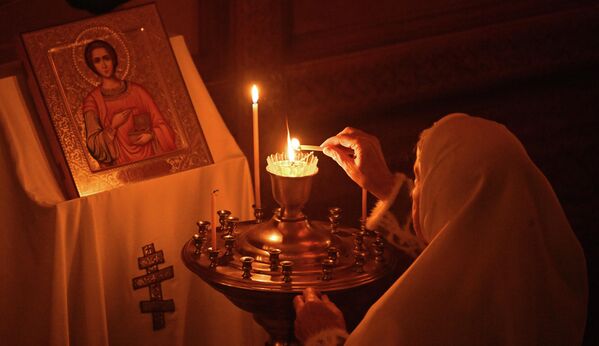 قداس عيد الميلاد المسائي في كنيسة لقاء أيقونة فلاديمير للسيدة العذراء مريم التابعة للكنيسة الأرثوذكسية الروسية القديمة في كراسنويارسك - سبوتنيك عربي