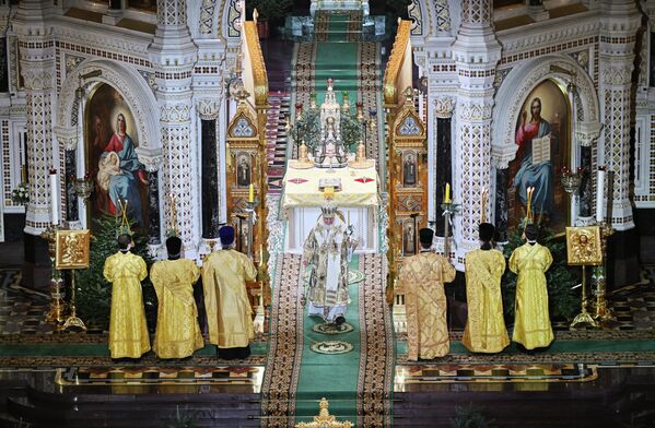 أحد المؤمنين خلال صلاة السهر طوال الليل عشية عيد الميلاد في فلاديفوستوك - سبوتنيك عربي