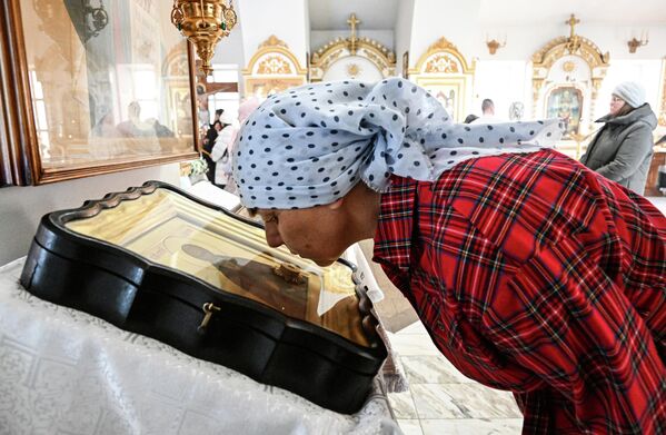 سيدة خلال صلاة السهر طوال الليل عشية عيد الميلاد في فلاديفوستوك - سبوتنيك عربي