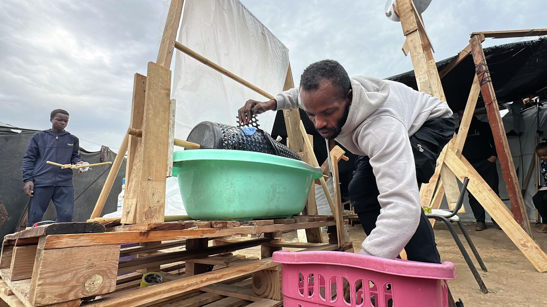 فلسطيني يبتكر غسالة يدوية للتخفيف من معاناة النازحين في قطاع غزة  - سبوتنيك عربي, 1920, 08.01.2026