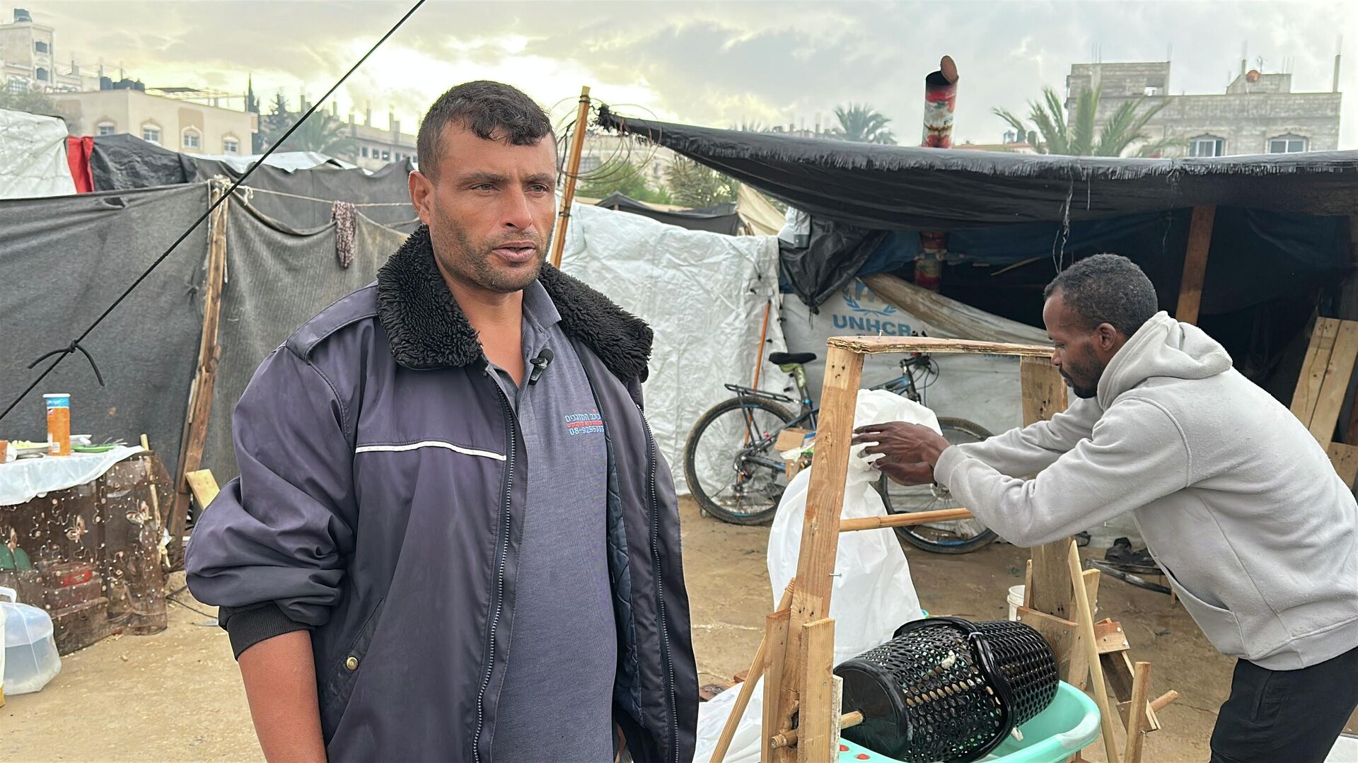 فلسطيني يبتكر غسالة يدوية للتخفيف من معاناة النازحين في قطاع غزة  - سبوتنيك عربي, 1920, 08.01.2026