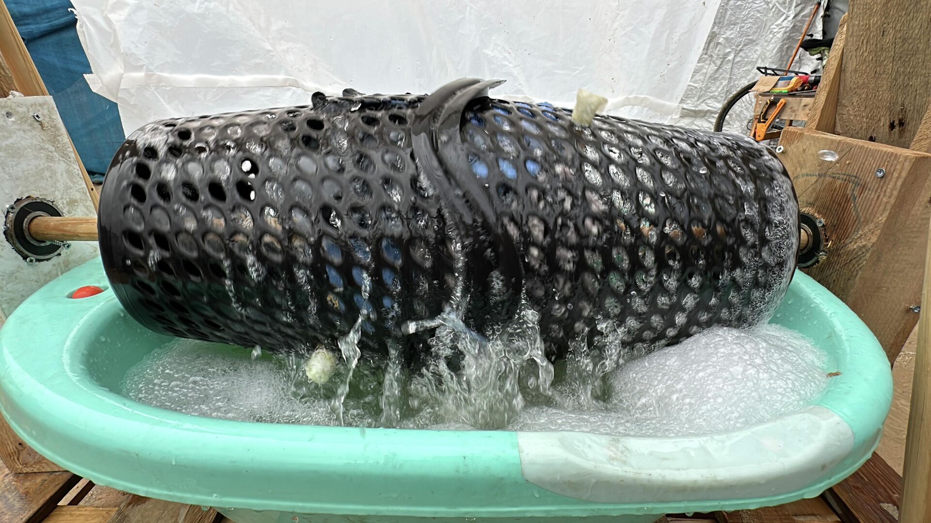 فلسطيني يبتكر غسالة يدوية للتخفيف من معاناة النازحين في قطاع غزة  - سبوتنيك عربي, 1920, 08.01.2026