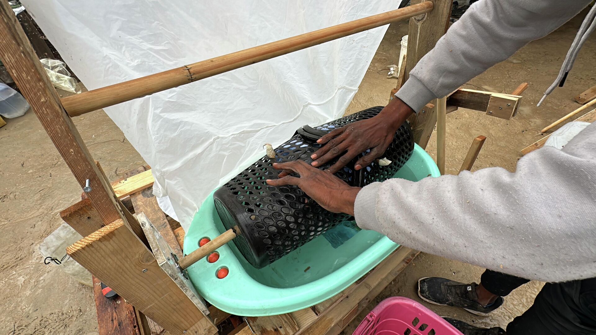 فلسطيني يبتكر غسالة يدوية للتخفيف من معاناة النازحين في قطاع غزة  - سبوتنيك عربي, 1920, 08.01.2026