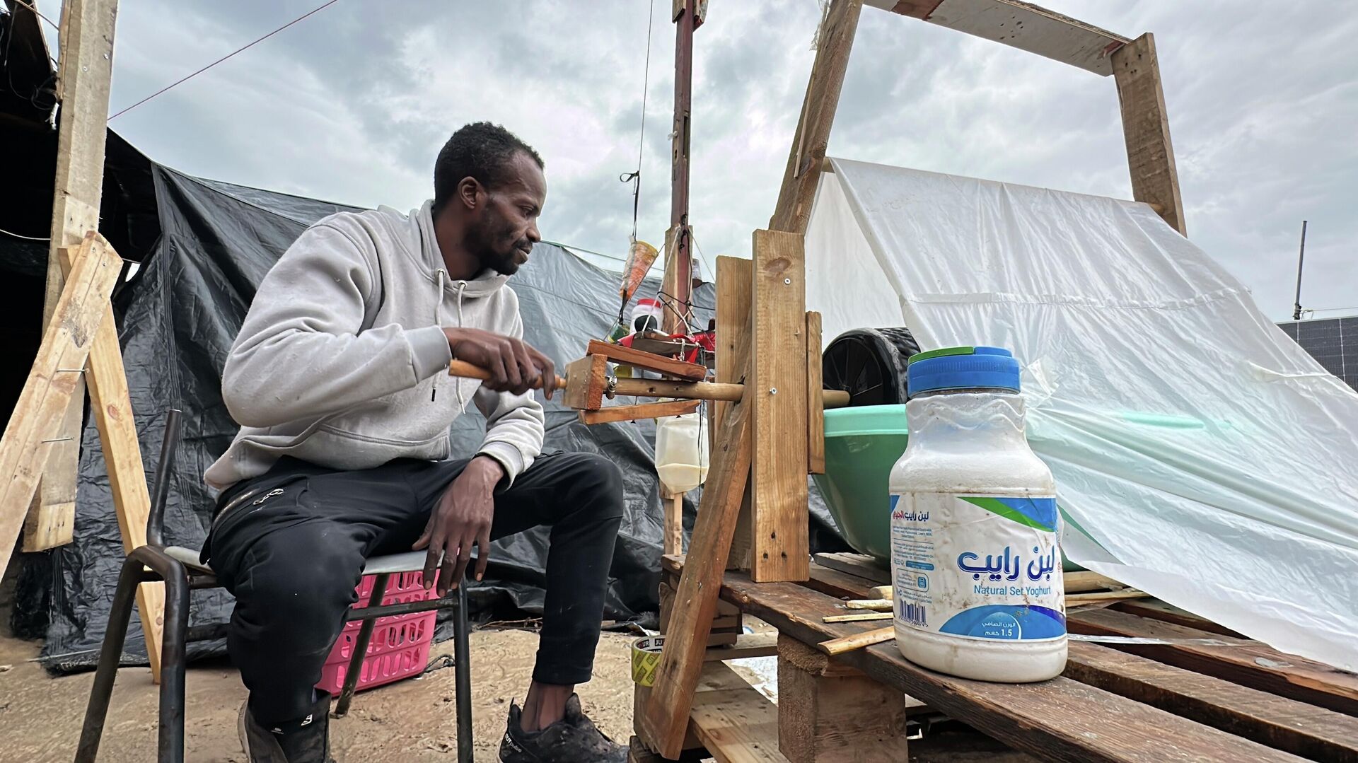 فلسطيني يبتكر غسالة يدوية للتخفيف من معاناة النازحين في قطاع غزة  - سبوتنيك عربي, 1920, 08.01.2026