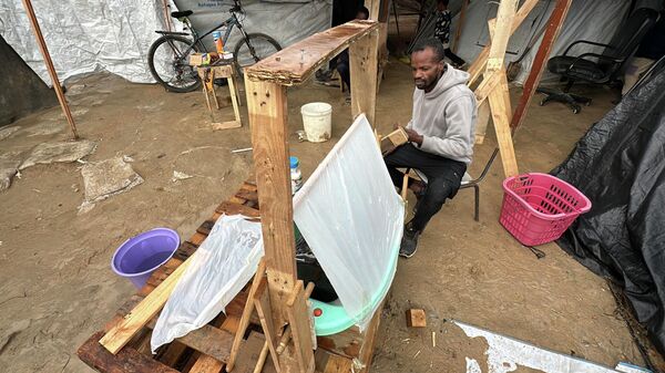 فلسطيني يبتكر غسالة يدوية للتخفيف من معاناة النازحين في قطاع غزة  - سبوتنيك عربي