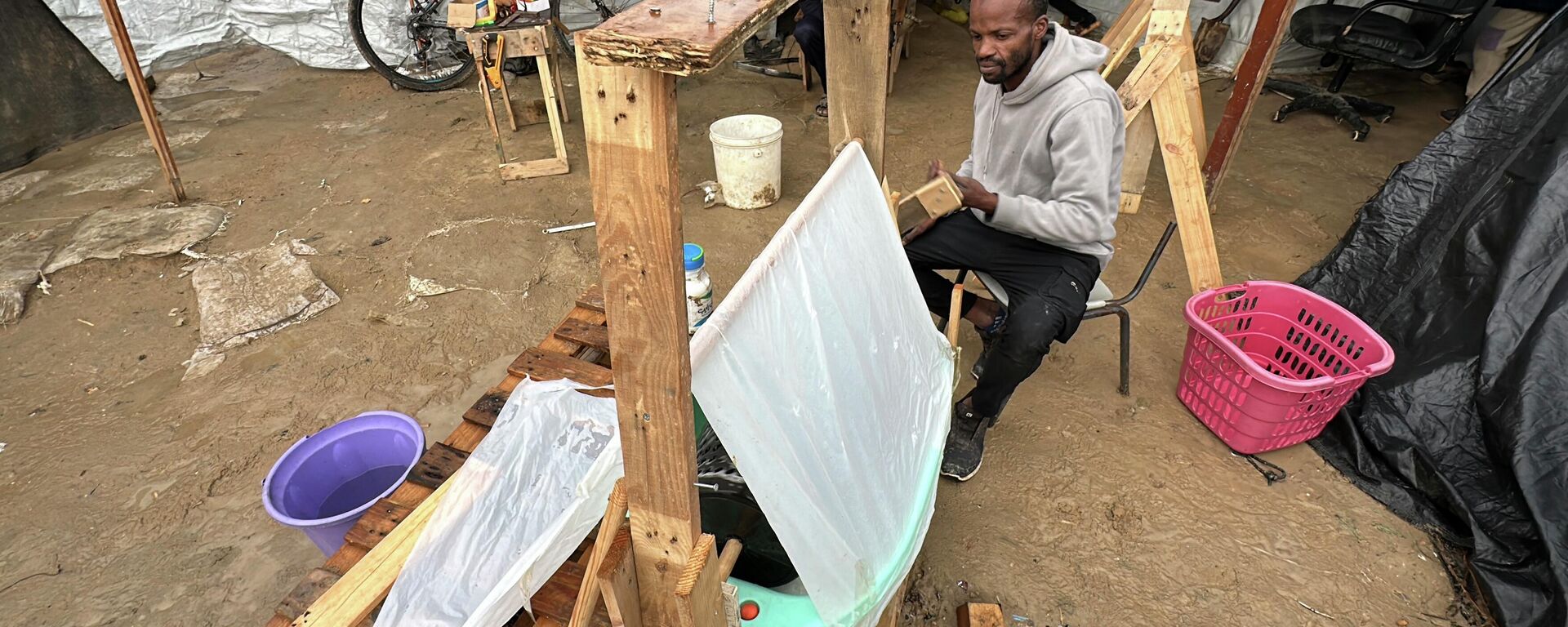 فلسطيني يبتكر غسالة يدوية للتخفيف من معاناة النازحين في قطاع غزة  - سبوتنيك عربي, 1920, 08.01.2026